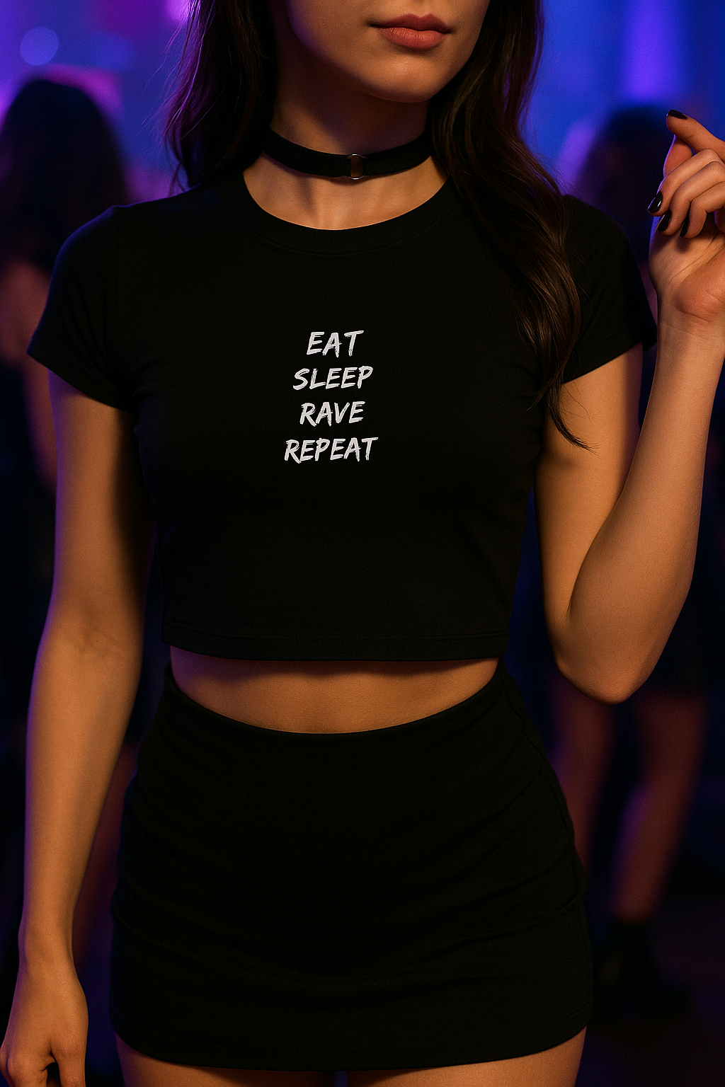 Camiseta crop negra EAT SLEEP RAVE REPEAT para rave y festival